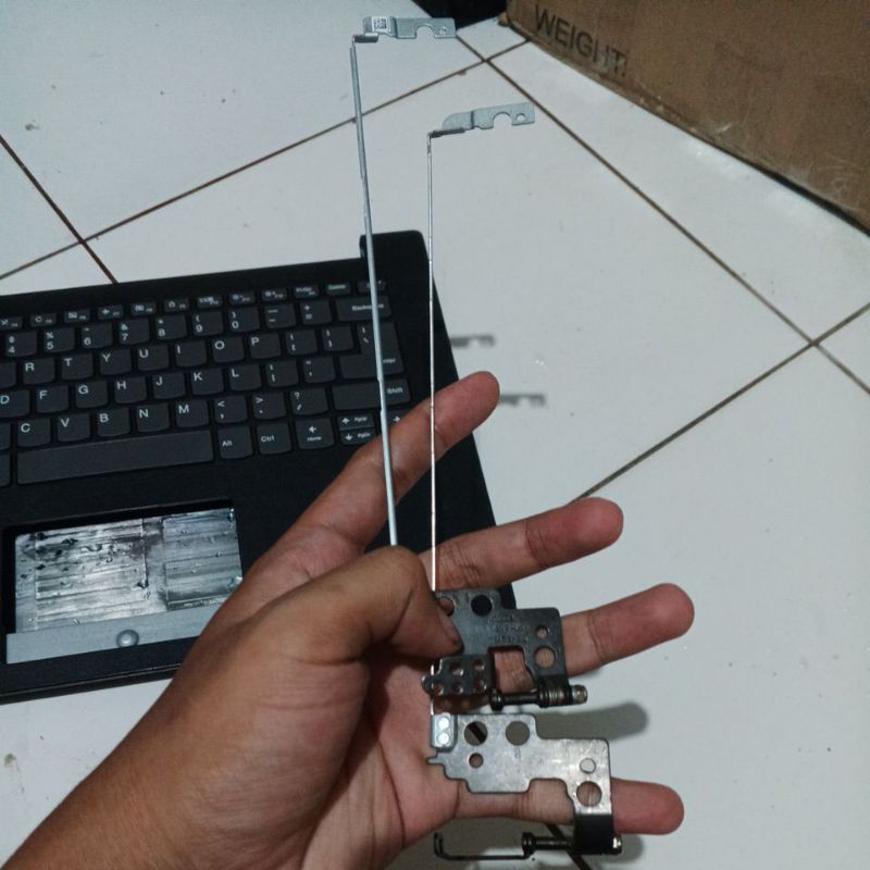 engsel laptop Lenovo v145 14ast ori