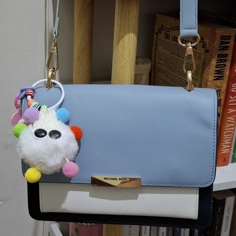 Michael Kors Preloved Tas Selempang Biru dengan Gantungan Rambut