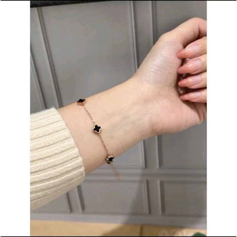 Gelang Titanium Wanita Korea Gelang Tangan Clover Kecil Anti Karat Anti Luntur