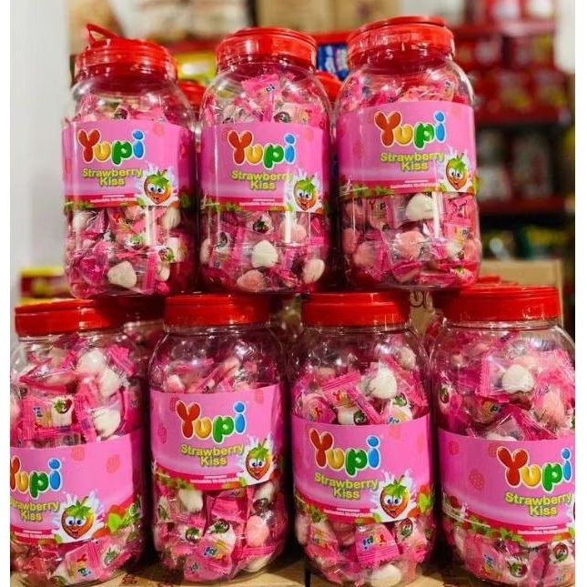 

Yupi Permen Toples Kiss Strawberry Jar 300 gram