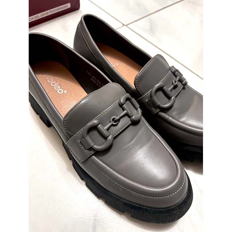 Preloved Sepatu Slip On Wanita Fladeo