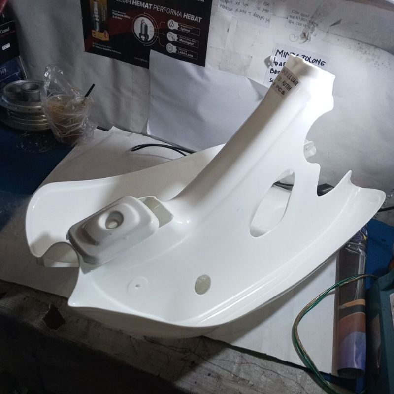 Sayap Leksil Legshield Honda C70, Prima Putih