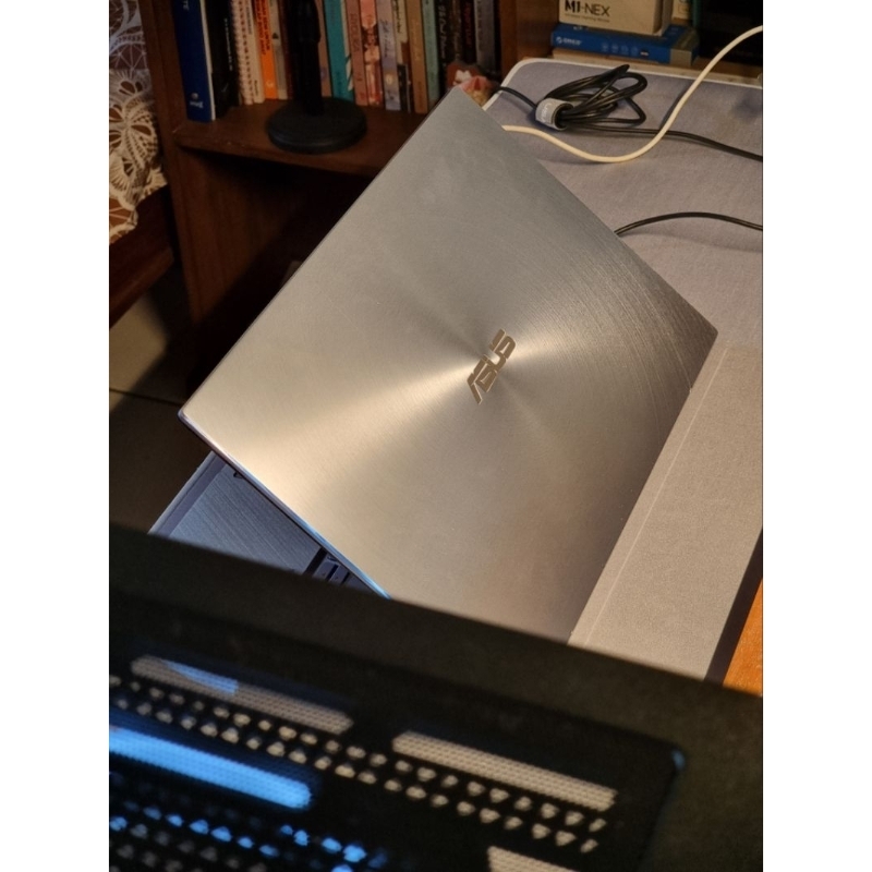 ASUS Zenbook UM431DA | Ryzen 5 3500U | Ram 8GB SSD | VEGA 8 | 512GB | LAYAR 100%sRGB