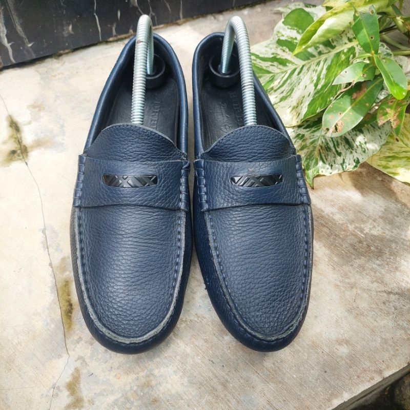 sepatu kasual second merk burberry size 40(25cm)