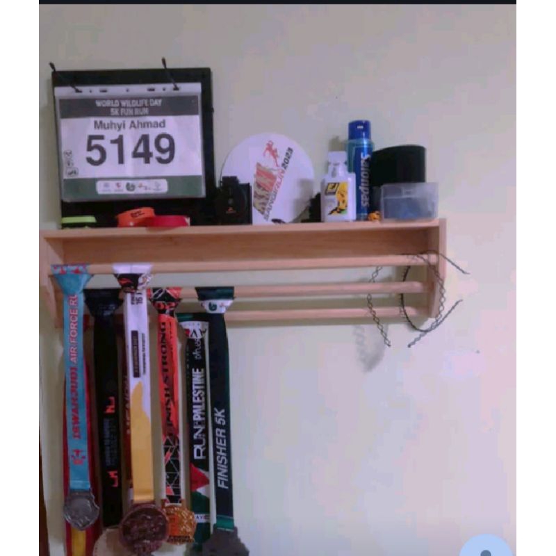 Gantungan medali/rak piala/rak kayu