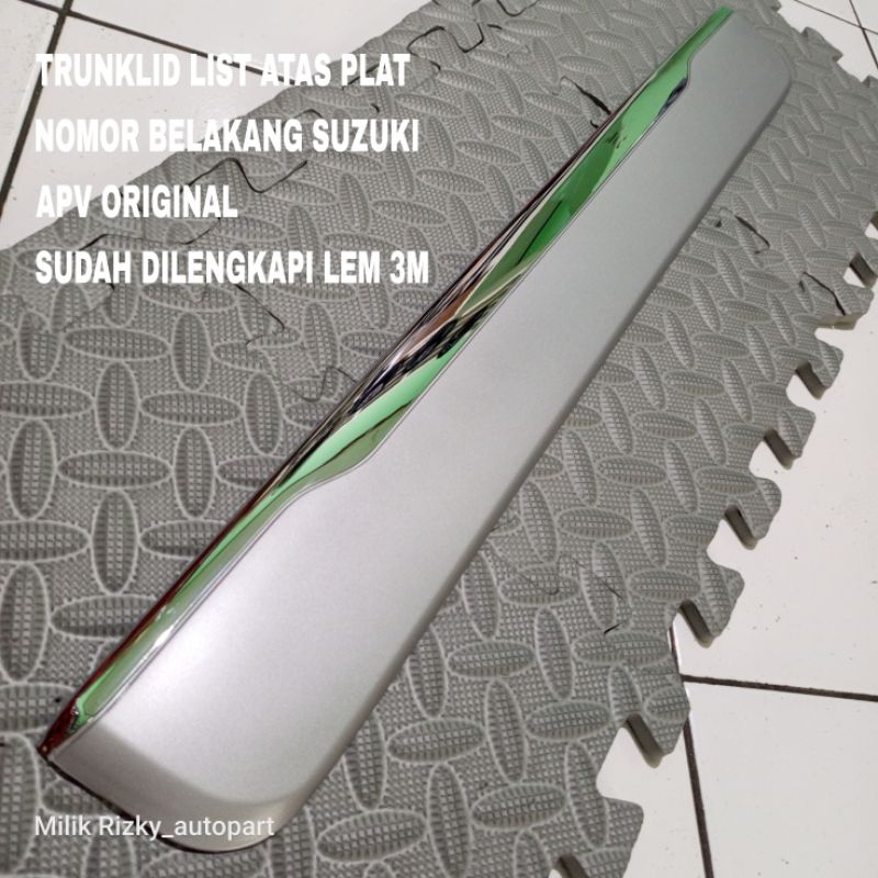 ⭐⭐⭐⭐⭐trunk lid list Lis atas plat nomor belakang Suzuki APV original