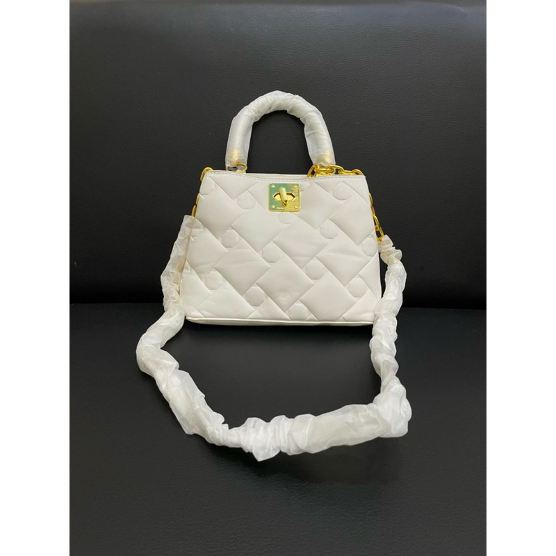 Charles & Keith Tas Putih tekstur rantai sling bag