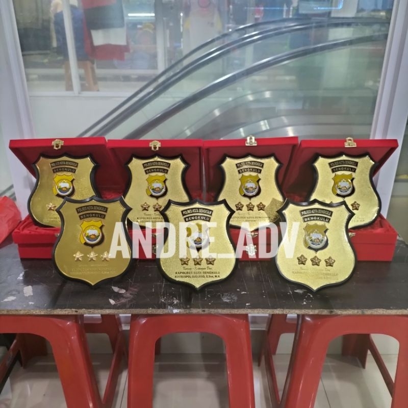 

plakat polri plakat polisi plakat kayu plakat kuningan