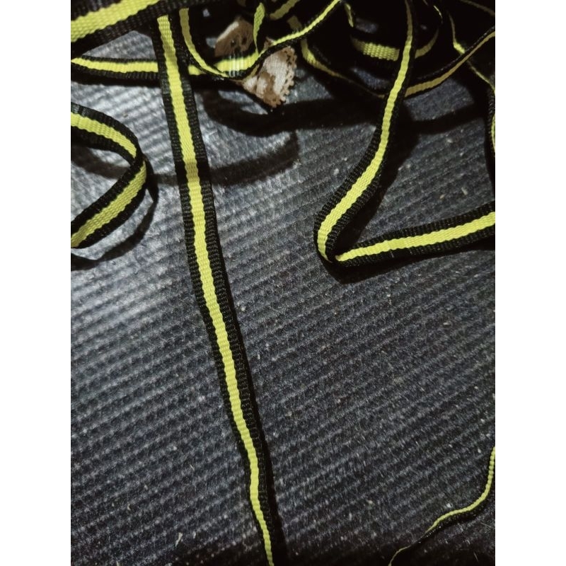 

pita salur polister ,pita medali ukuran 1cm harga 1pis 12ribu /kita isi 17 yard