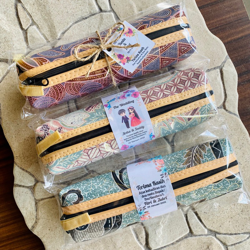 

Paket 50 pcs souvenir tempat pensil batik 19x7cm kemas lengkap