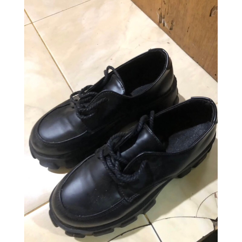 preloved docmart pantoefl wanita hitam