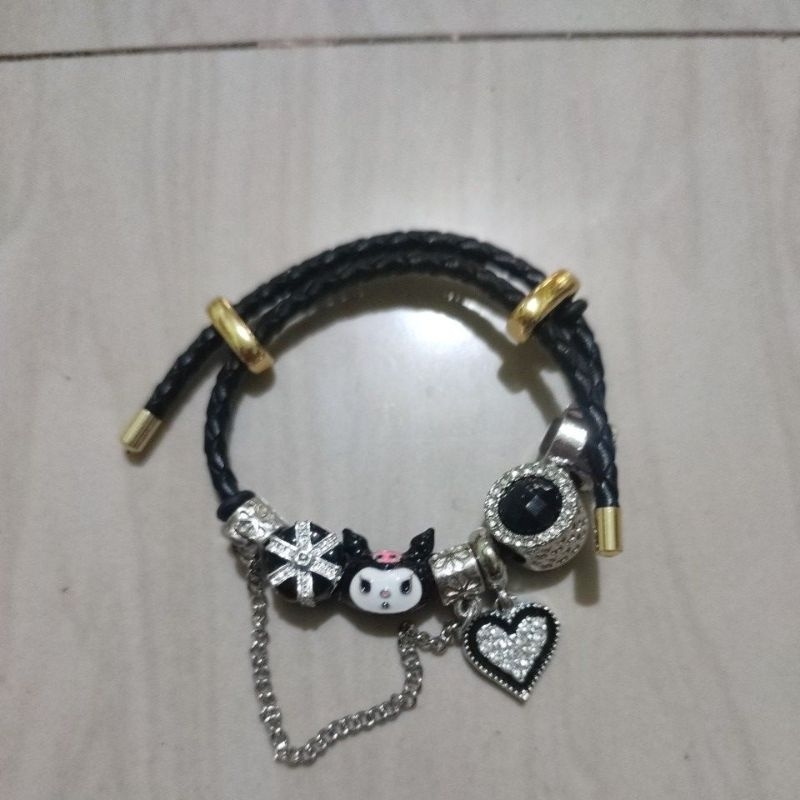 Gelang Kucing dan Hati Emas