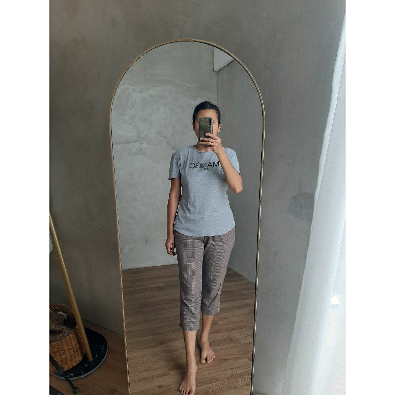 Kaos Mango wanita + celana kotak-kotak coklat