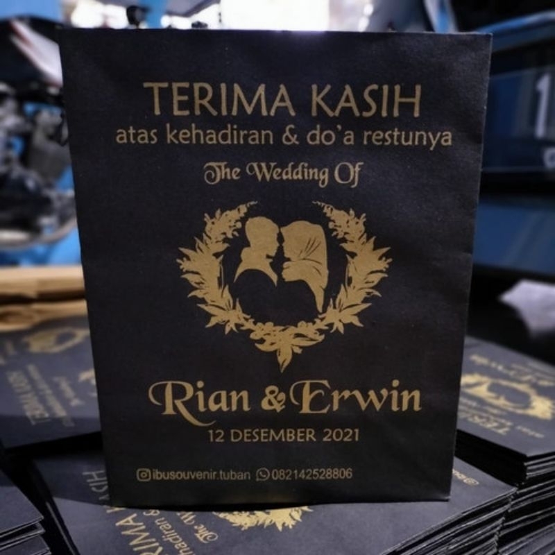 

Paper Bag Hitam Custom Sablon Ukuran 20x10x25 |Tas Kado |Tas Souvenir |Tas Kertas Hitam Termurah!!