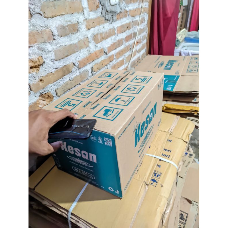 

kardus bekas air mineral masih bagus mulus no minus