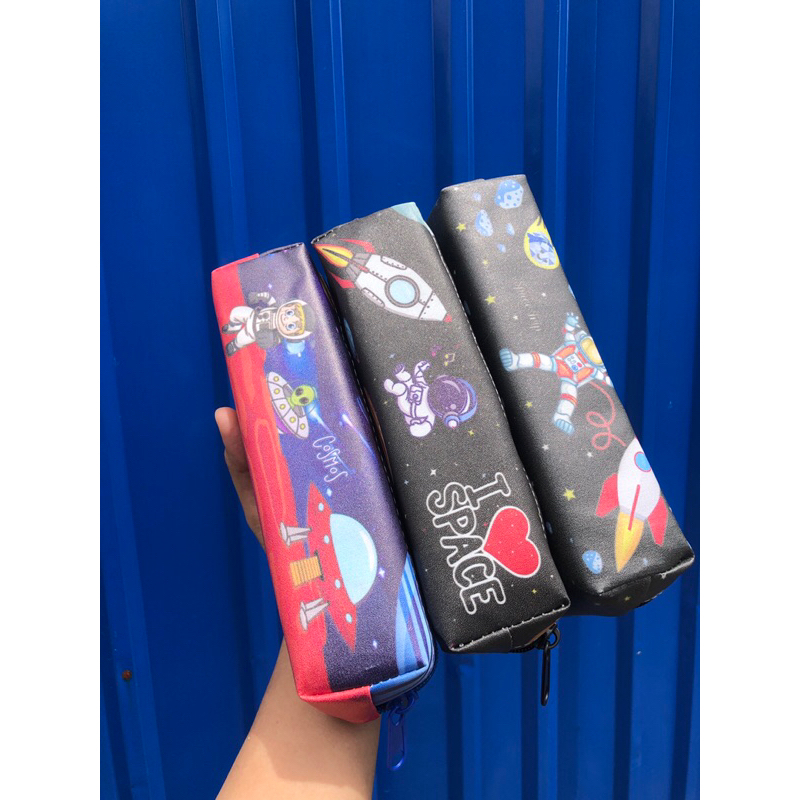 

KOTAK PENSIL - Kotak Pensil Tempat Alat Tulis Termurah Tempat Pensil Resleting Karakter Luar Angkasa