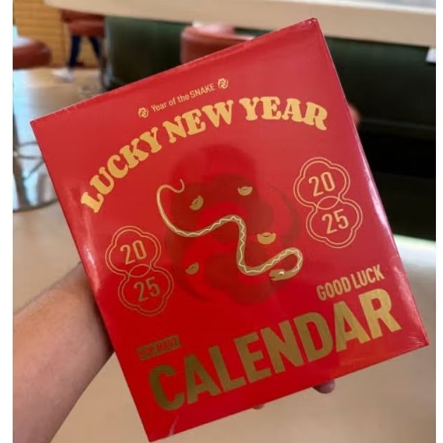 

POP MART CALENDAR 2025 YEAR OF THE SNAKE / CALENDAR CNY 2025 ORIGINAL POP MART