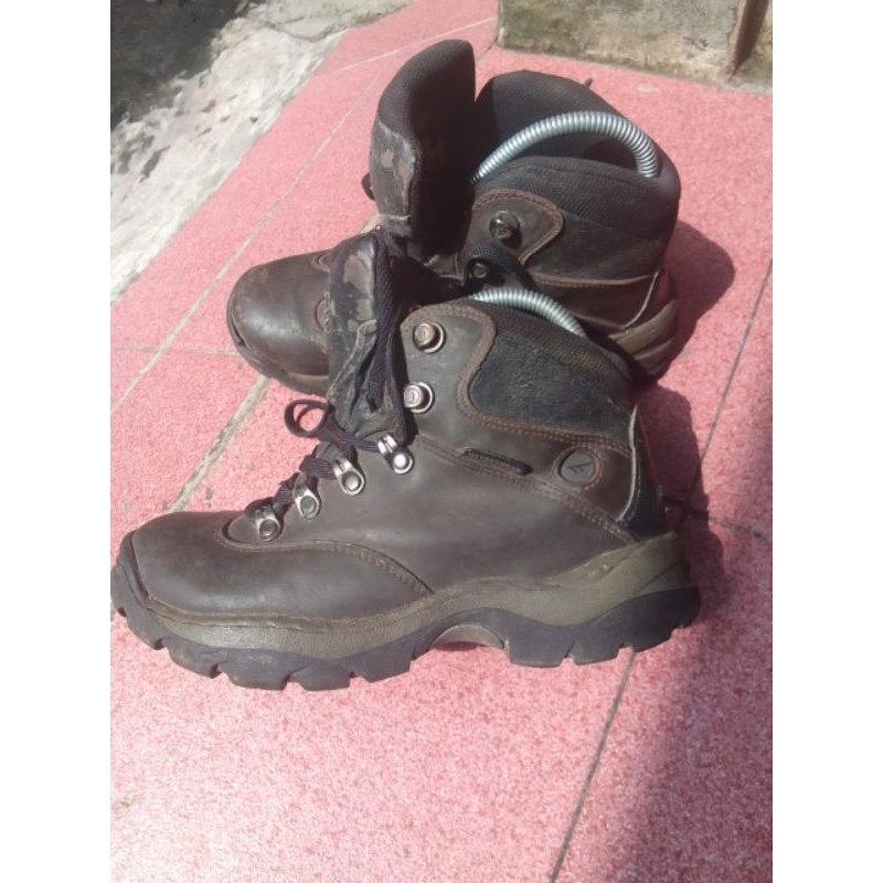 sepatu hitec size 35-37