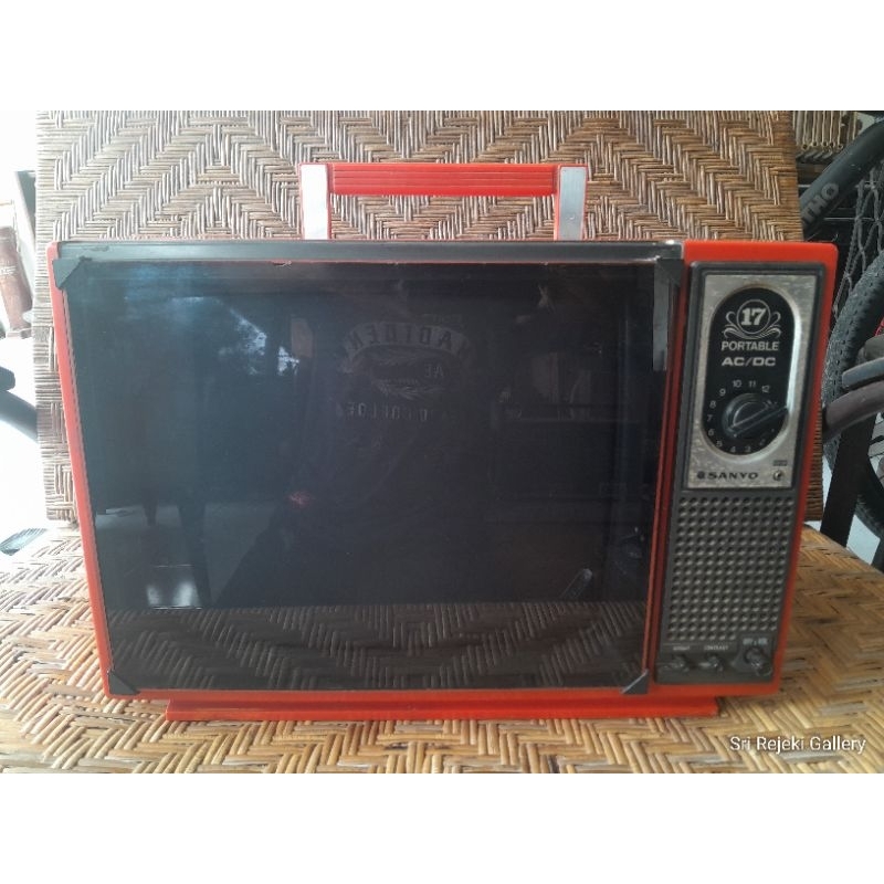 TV Jadul Televisi Sanyo Merah Vintage