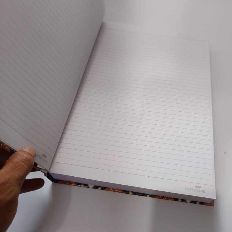 

Ay00! Buku Hard Cover Folio 300 Lembar Paperline