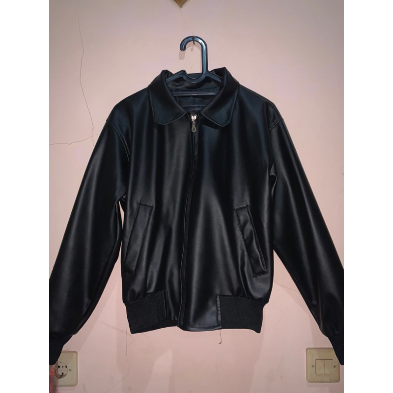 JNK x LODI - Jaket Bomber Crop Top Oversize Wanita Pria Casual Simpel Unisex Bahan Semi Kulit Sintet