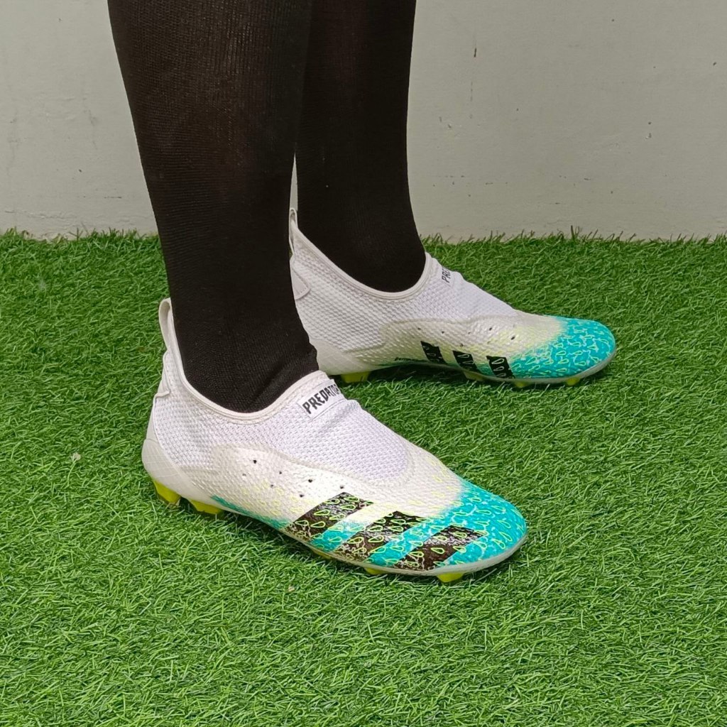 Sepatu Bola Adidas Predator Freak + Low Putih Tosca / Sepatu Sepak Bola FREE KAOSKAKI