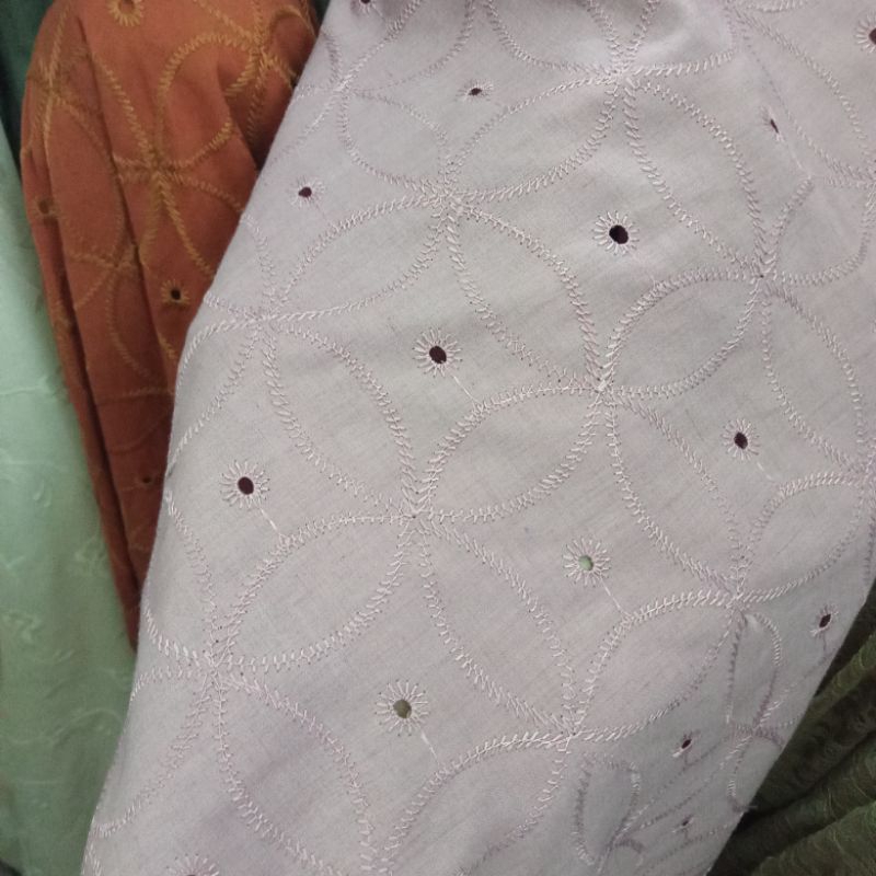 Kain - Kain Katun Bordir Bolong - Kain Katun Bordir Motif Bunga Import - Kain Katun Motif Warna Soft