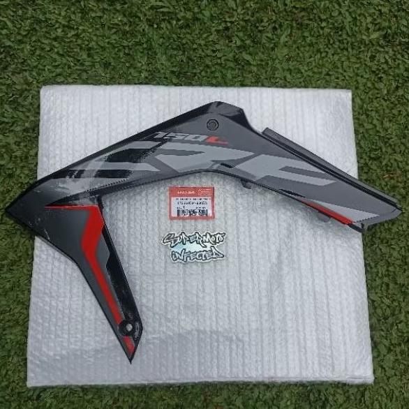 Cover Body bagian luar CRF 150L sebelah KIRI. hitam+striping original