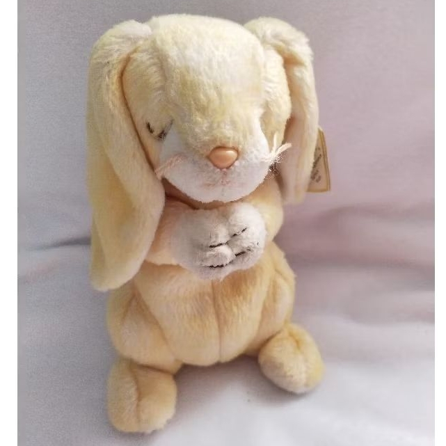 boneka kelinci berdoa