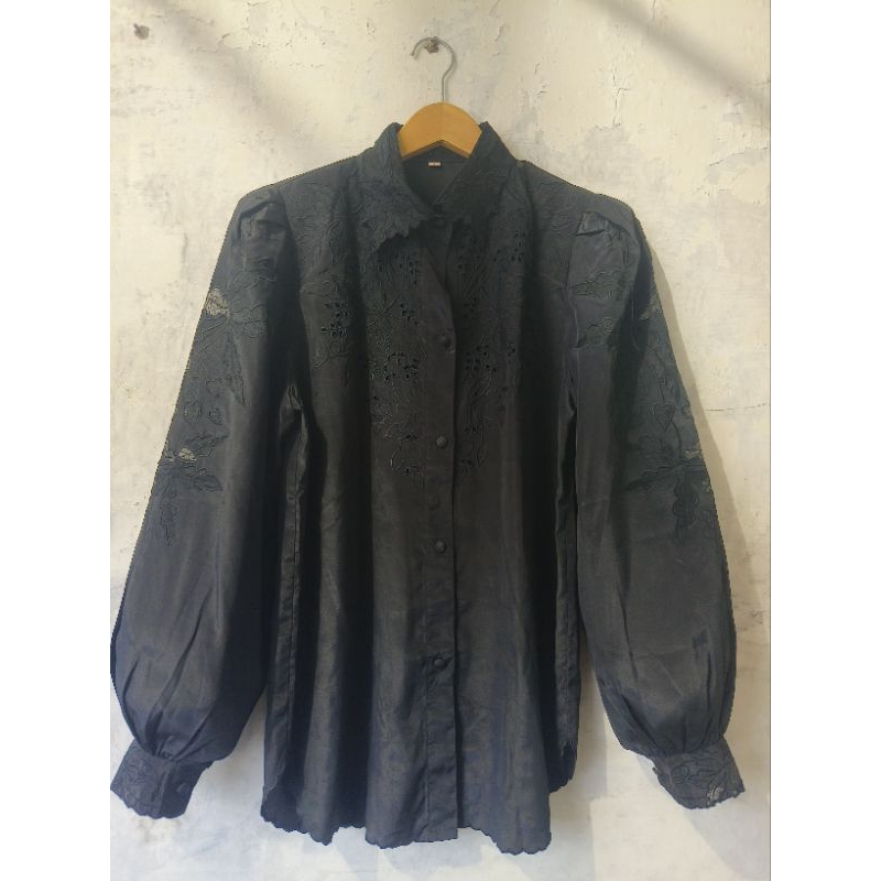 Kemeja Embroidery Satin Silk Hitam Lengan Panjang