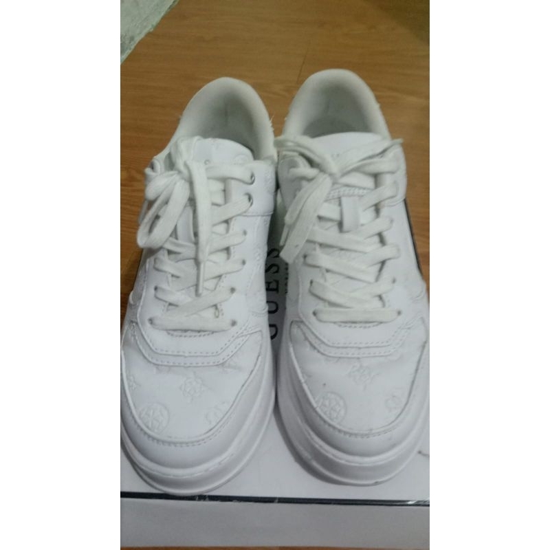 Preloved Sepatu Guess Putih ukr 40 = 25cm