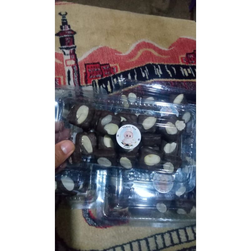 

wafer coklat almond