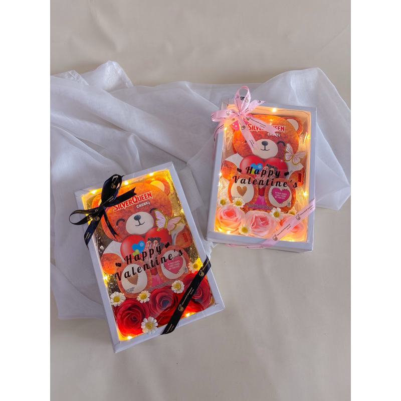 

Gift box/ box valentine/ cokelat beruang/ kado valentine/ box isi cokelat/ artificial flower/ hadiah cantik/ hadiah ulang tahun