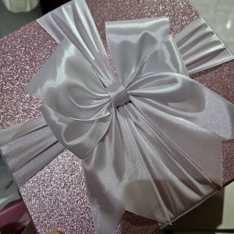 

Hardbox Glitter Pink Pita Putih