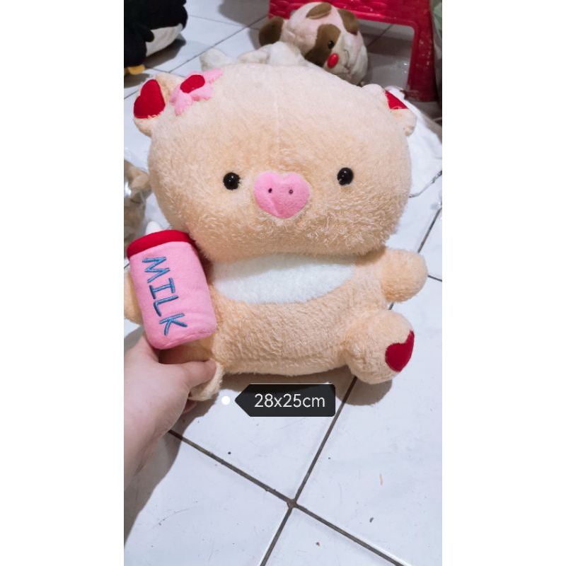 boneka lucu dan gembul babi pig pegang botol susu