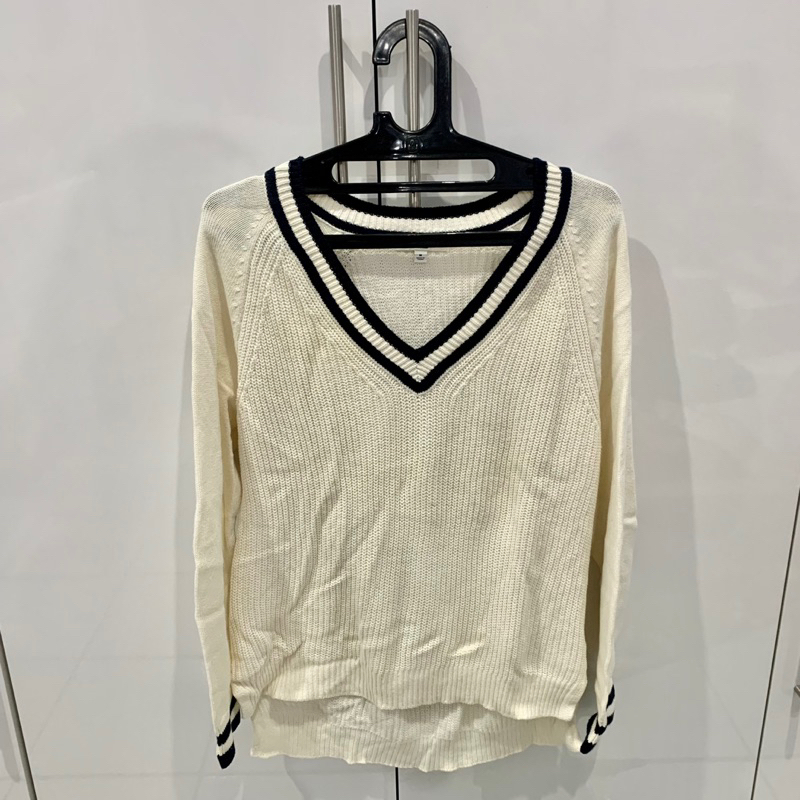 Uniqlo V-Neck Sweater Rajut Academia