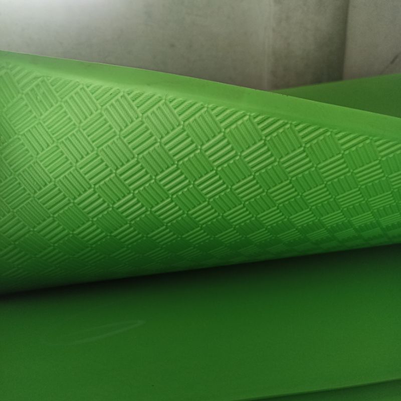 Karpet tikar warna tebal