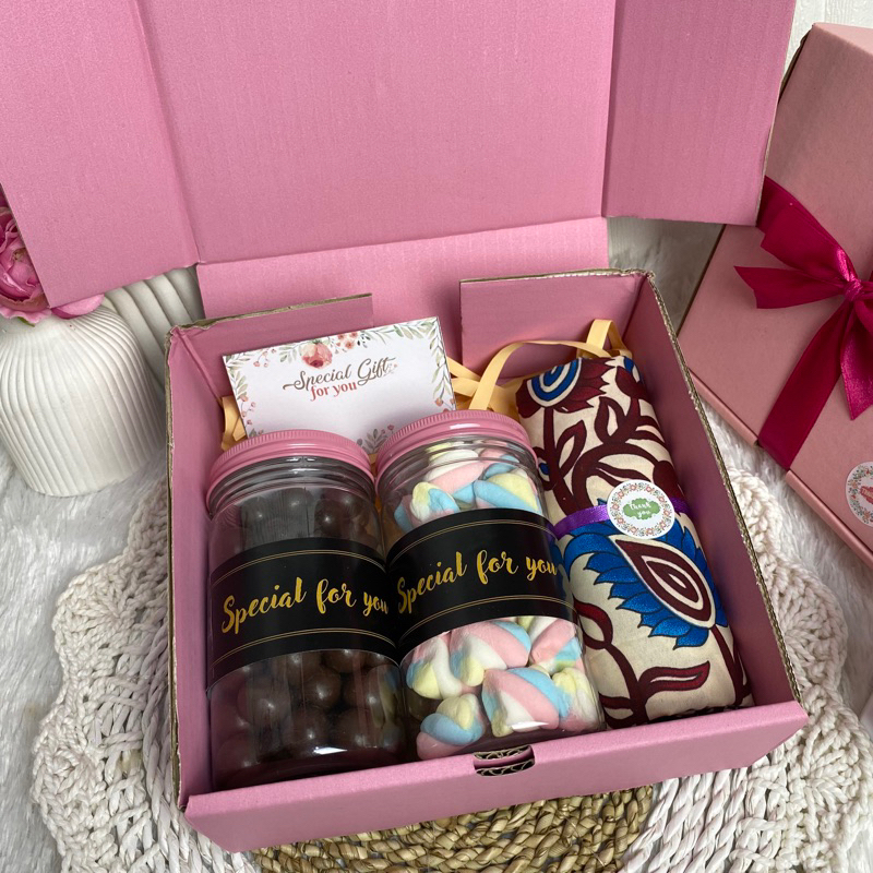 

Hampers Snack Coklat Marshmallow Toples dan Sajadah Travel Kado Hadiah Gift Box Souvenir