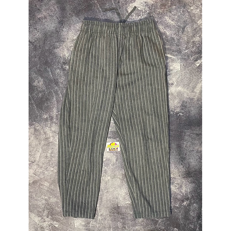 celana uniqlo relaxe stripe grey