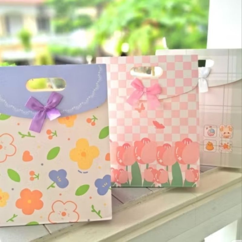 

Paper Bag Tutup Pita / Kertas Kado Instant / Paperbag Random / Tas Kertas Ukuran S 16.5x8x21cm