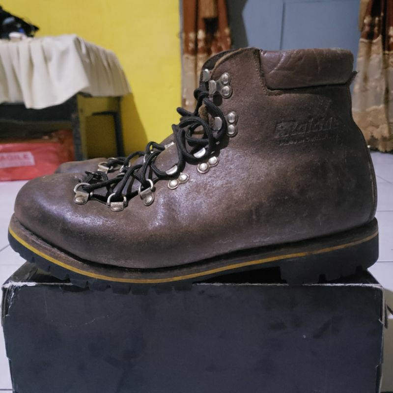 Sepatu Boot Hitam Kulit Pria Raichle