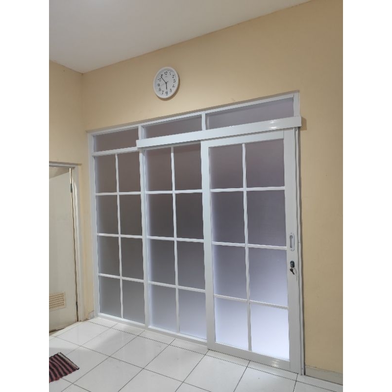 Partisi Aluminium Dengan kaca bening dan pintu sliding Motif ornamen dan stiker es Custom ukuran dan