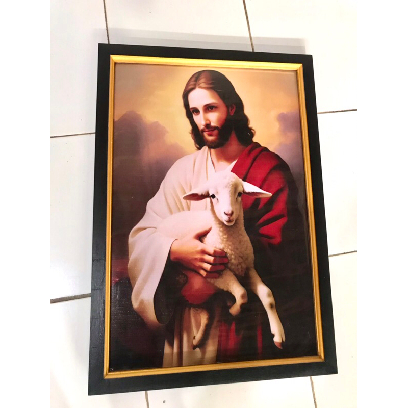 hiasan dinding gambar Yesus menggembala domba plus bingkai