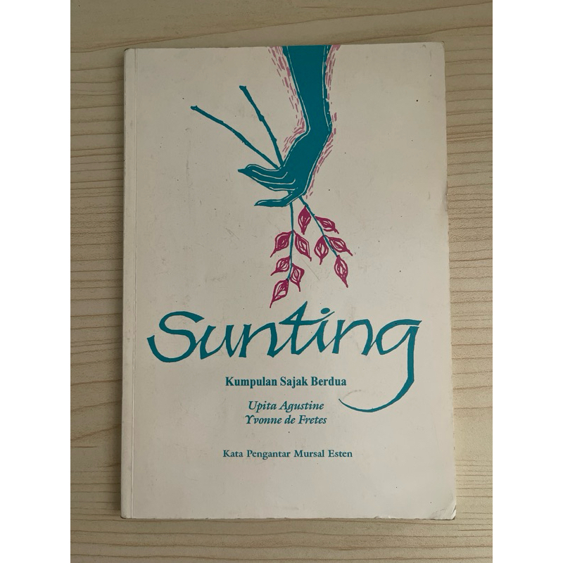 BUKU SUNTING KUMPULAN SAJAK BERDUA OLEH UPITA AGUSTINE DAN YVONNE DE FRETES