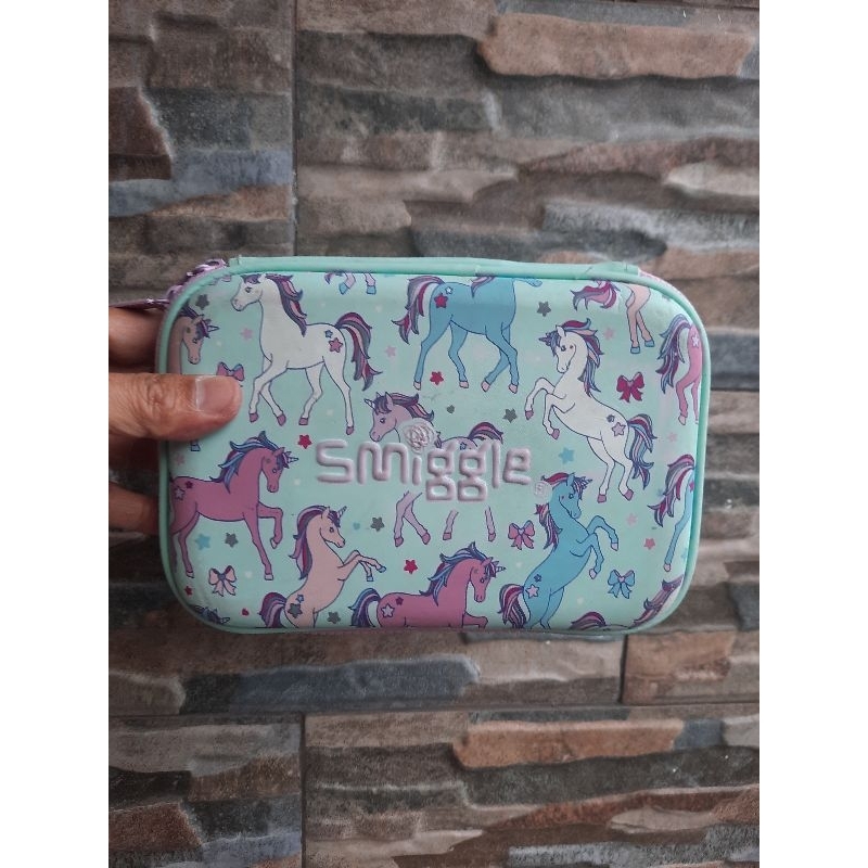 

Kotak Pensil SMIGGLE Hijau - TAS PRELOVED BRANDED ORIGINAL