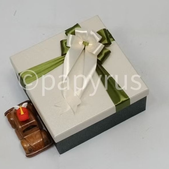 

PAPYRUS Kombinasi 25x25 Tinggi 10cm Kotak Kado Gift Box Hadiah