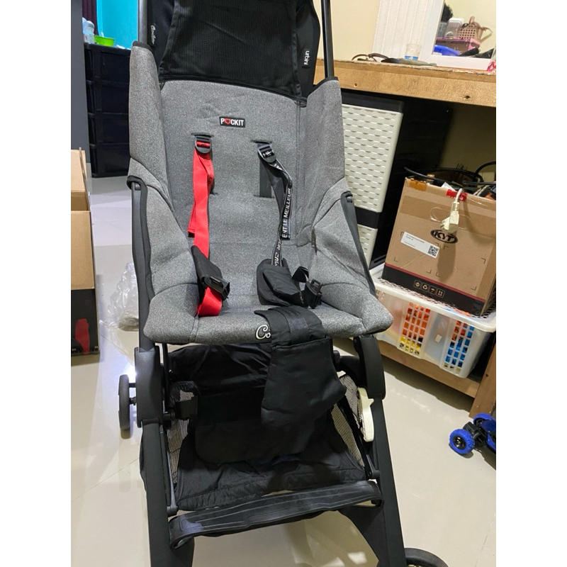 pL stroller pockit urbini like new