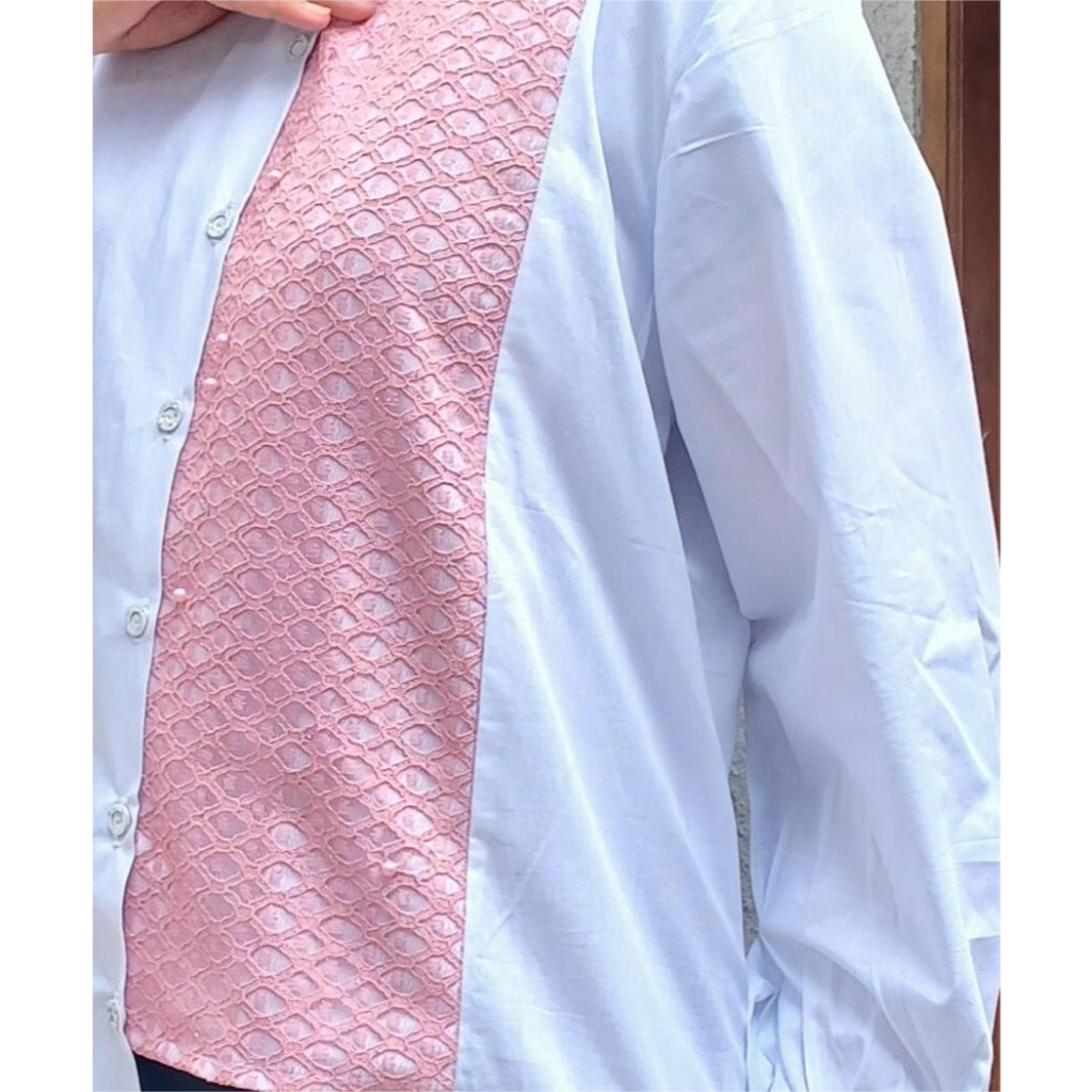 Atasan Wanita ISABEL Brokat Aksen Pink - Kemeja Putih Longgar, Modis & Nyaman