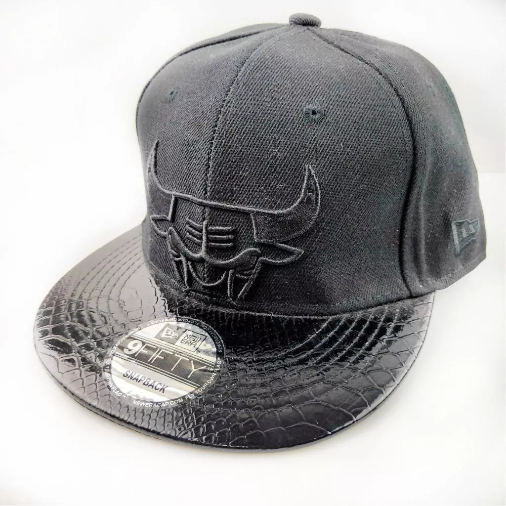 Topi Banteng Chicago Bulls Hitam Logo Bordir Visor Kulit NBA Snapback Leather Cap