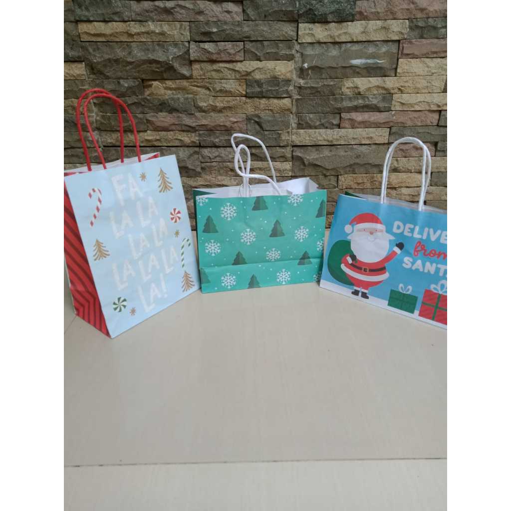

Shopping bag natal mini satuan ( per buah mini) paper bag natal dan ukuran baru paper bag natal chrismas ramah lingkungan satuan tegak ( 23x17.5x10 cm) atau tidur ( 29x 21 x 9 cm) sisa export usa hampers natal sisa export usa